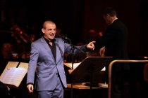Deutsch-Französischer Schauspieler und Sänger Dominique Horwitz singt "Robert Mitchum" im Klaus-von-Bismarck-Saal Köln (© Thomas Brill)